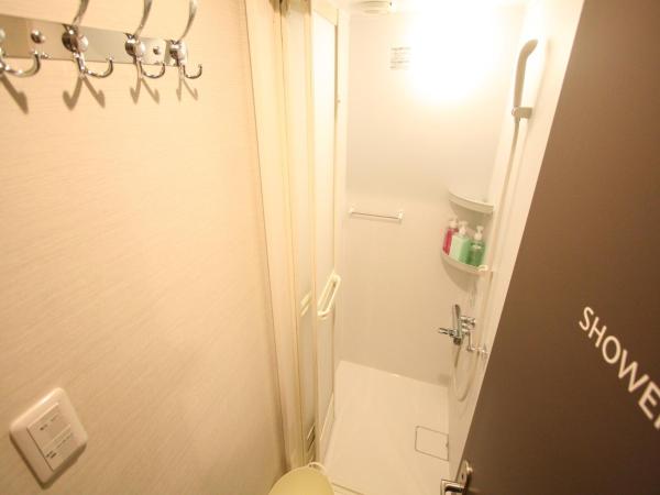 Namba Guesthouse HIVE : photo 7 de la chambre chambre semi-privée avec 1 lit superposé et salle de bains commune