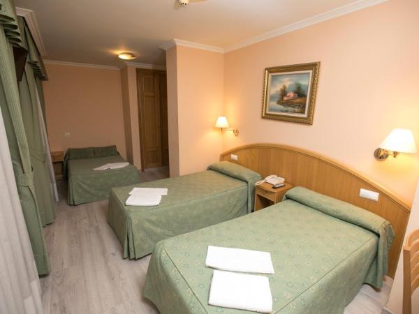 Hotel PAYRO ** : photo 4 de la chambre chambre triple