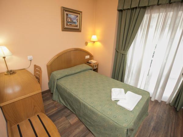 Hotel PAYRO ** : photo 4 de la chambre chambre simple