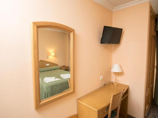 Hotel PAYRO ** : photo 1 de la chambre chambre triple avec balcon