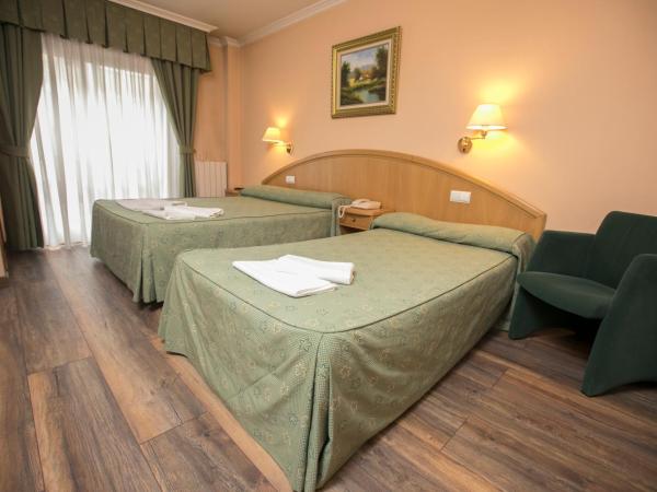 Hotel PAYRO ** : photo 2 de la chambre chambre triple avec balcon