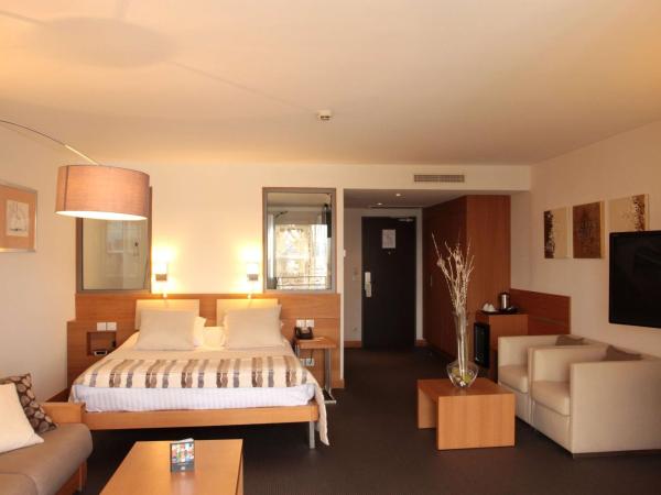 Best Western Premier Hôtel du Vieux-Port : photo 1 de la chambre suite junior lit queen-size - vue sur mer