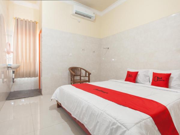 RedDoorz Syariah At Sedati : photo 1 de la chambre chambre double
