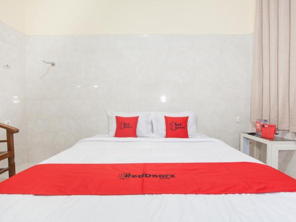 RedDoorz Syariah At Sedati : photo 3 de la chambre chambre double