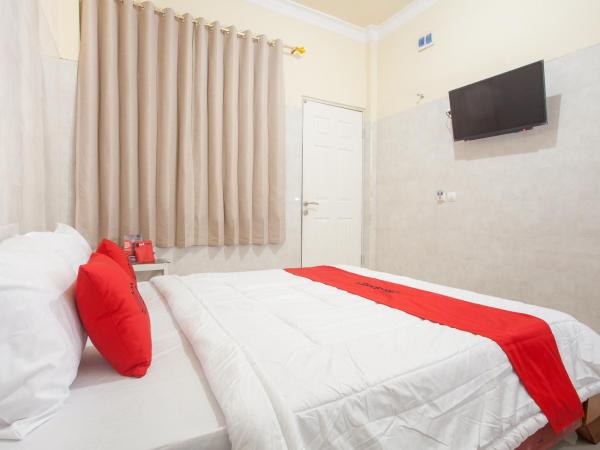 RedDoorz Syariah At Sedati : photo 6 de la chambre chambre double