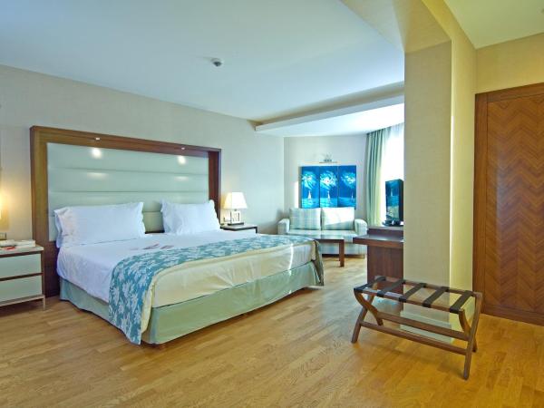 Ramada Plaza Antalya : photo 2 de la chambre suite familiale