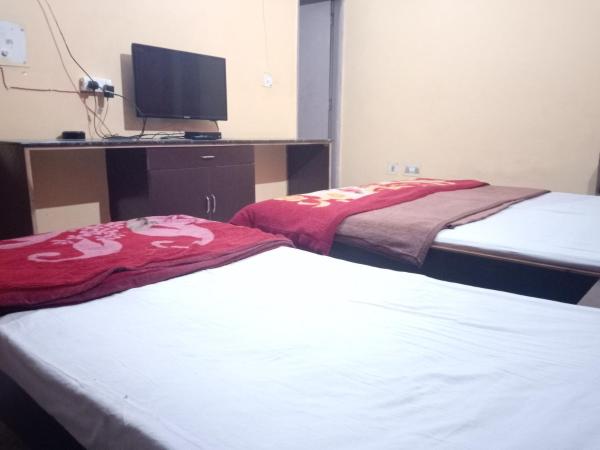 Yash Guest House 01 Minute Walk in Nizamuddin Railway Station : photo 10 de la chambre deluxe triple room - indian nationals only 