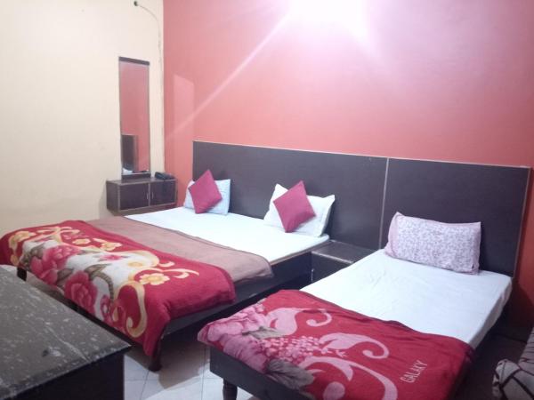 Yash Guest House 01 Minute Walk in Nizamuddin Railway Station : photo 9 de la chambre deluxe triple room - indian nationals only 