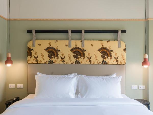 The Blanket Hotel Phuket Old Town : photo 3 de la chambre chambre lit king-size de luxe - vue sur ville