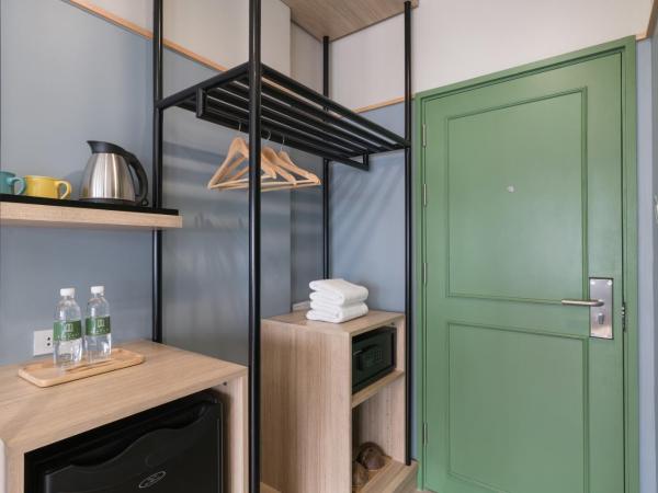 The Blanket Hotel Phuket Old Town : photo 3 de la chambre chambre lit king-size ou lits jumeaux supérieure