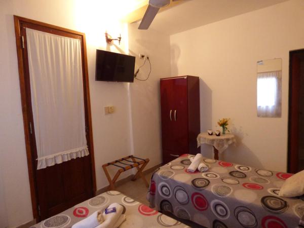 Sayta Hostal : photo 4 de la chambre chambre double ou lits jumeaux avec salle de bains