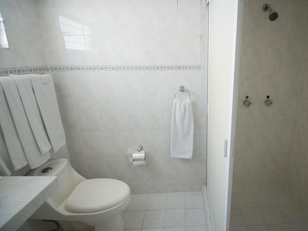 Hotel Qualitel Plus : photo 1 de la chambre chambre avec 2 lits doubles