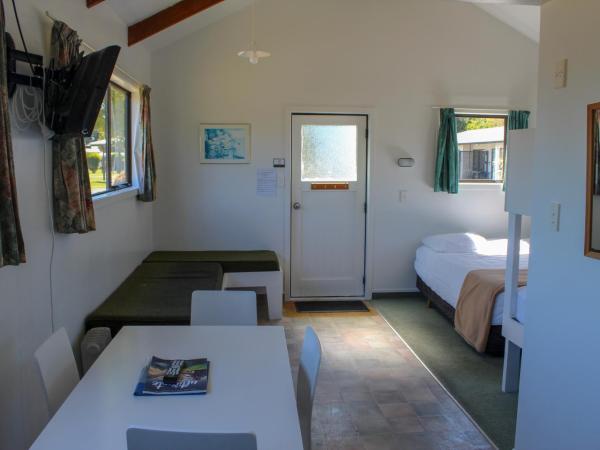 Holdens Bay Holiday Park : photo 4 de la chambre large 1 bedroom kitchen cabin (shared bathroom)