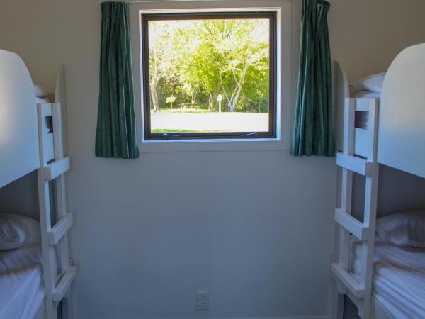 Holdens Bay Holiday Park : photo 5 de la chambre large 1 bedroom kitchen cabin (shared bathroom)