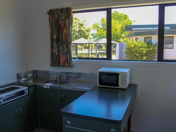 Holdens Bay Holiday Park : photo 2 de la chambre large 1 bedroom kitchen cabin (shared bathroom)