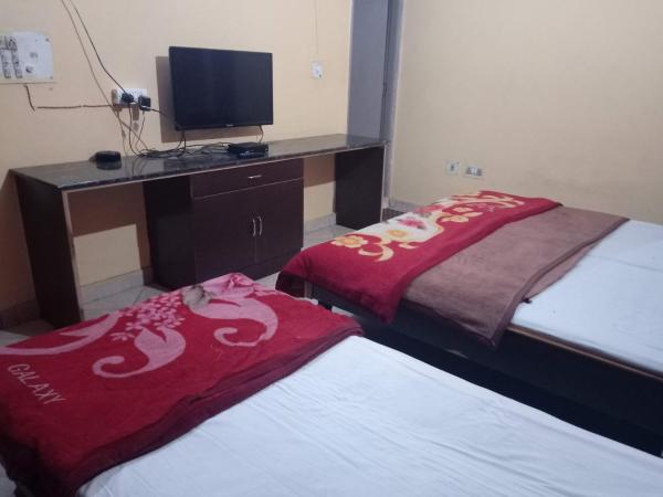 Yash Guest House 01 Minute Walk in Nizamuddin Railway Station : photo 1 de la chambre deluxe triple room - indian nationals only 
