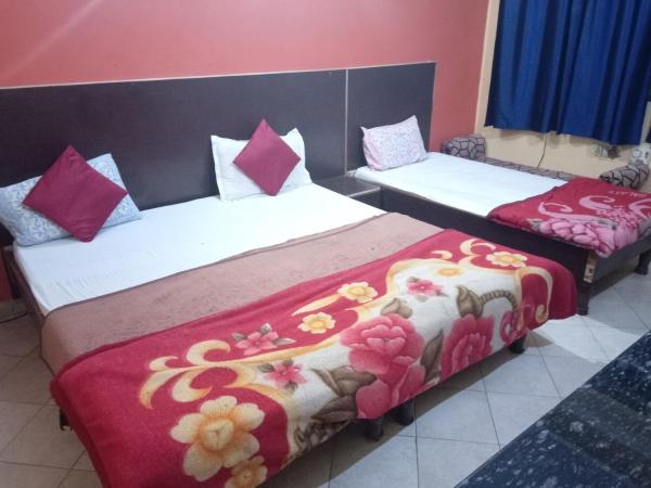 Yash Guest House 01 Minute Walk in Nizamuddin Railway Station : photo 2 de la chambre deluxe triple room - indian nationals only 