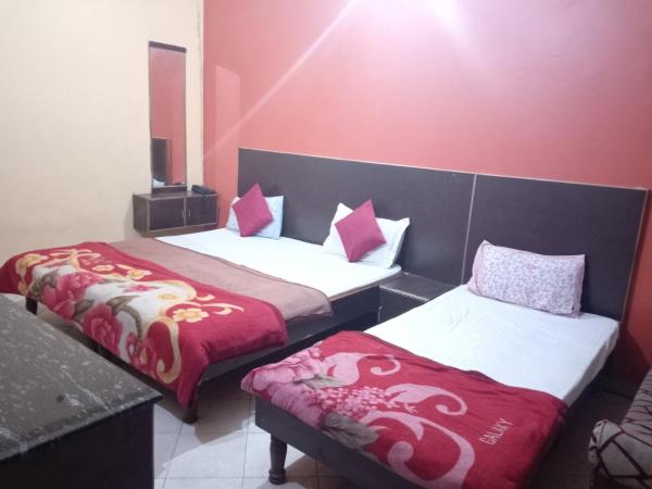 Yash Guest House 01 Minute Walk in Nizamuddin Railway Station : photo 6 de la chambre deluxe triple room - indian nationals only 