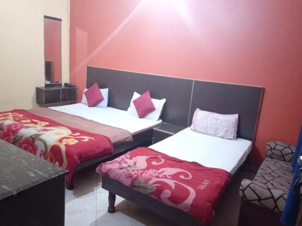 Yash Guest House 01 Minute Walk in Nizamuddin Railway Station : photo 7 de la chambre deluxe triple room - indian nationals only 