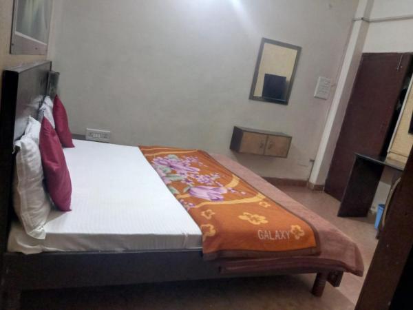 Yash Guest House 01 Minute Walk in Nizamuddin Railway Station : photo 8 de la chambre chambre double deluxe - réservée aux indiens