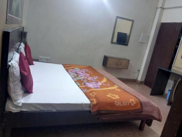 Yash Guest House 01 Minute Walk in Nizamuddin Railway Station : photo 9 de la chambre chambre double deluxe - réservée aux indiens