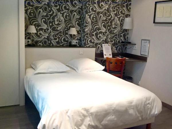 Hotel Anne De Bretagne BLOIS : photo 2 de la chambre chambre double pmr (rez-de-chaussée sur rue) - 14 m²