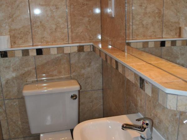 Carlton Hotel : photo 8 de la chambre chambre triple avec douche et toilettes privatives