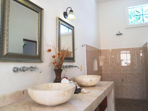 Merida Santiago Hotel Boutique : photo 5 de la chambre suite supérieure avec baignoire spa - vue sur piscine