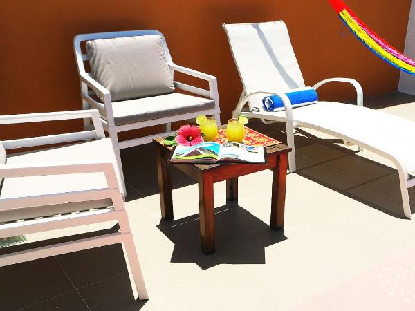 Merida Santiago Hotel Boutique : photo 4 de la chambre suite lit king-size avec terrasse privée - vue sur piscine