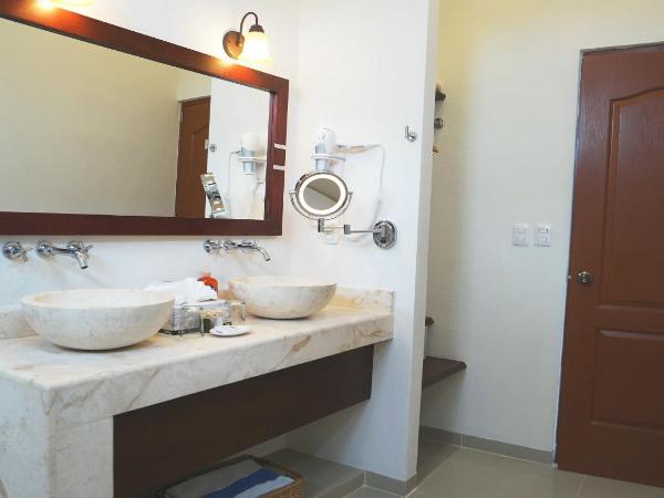 Merida Santiago Hotel Boutique : photo 5 de la chambre suite lit king-size avec terrasse privée - vue sur piscine