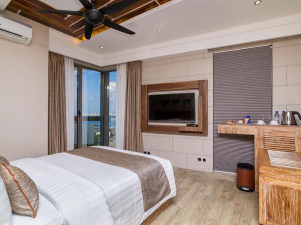 Samann Grand : photo 4 de la chambre hébergement double deluxe avec balcon - vue sur océan (navette aéroport aller-retour gratuite)