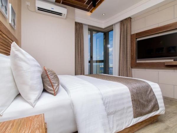 Samann Grand : photo 9 de la chambre hébergement double deluxe avec balcon - vue sur océan (navette aéroport aller-retour gratuite)