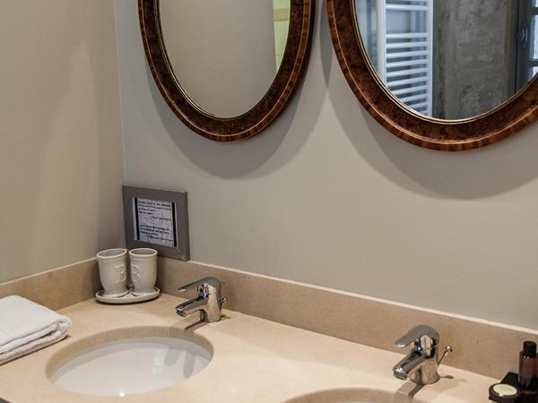 Manoir Sainte Victoire : photo 2 de la chambre chambre double avec salle de bains privative