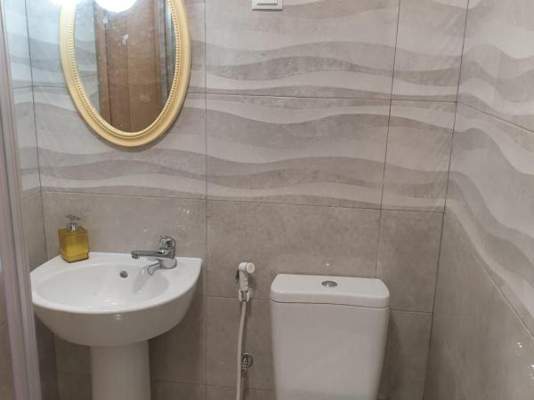 Lisbon Hostel Terminal 4 : photo 10 de la chambre chambre double avec lit d'appoint