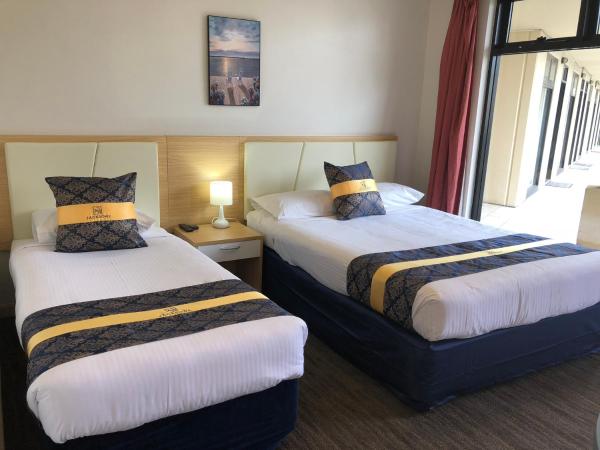 Jacksons Motor Inn : photo 5 de la chambre chambre deluxe lit queen-size et spa