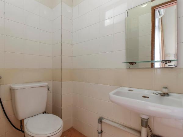 RedDoorz Plus near GBK Senayan : photo 8 de la chambre chambre lits jumeaux