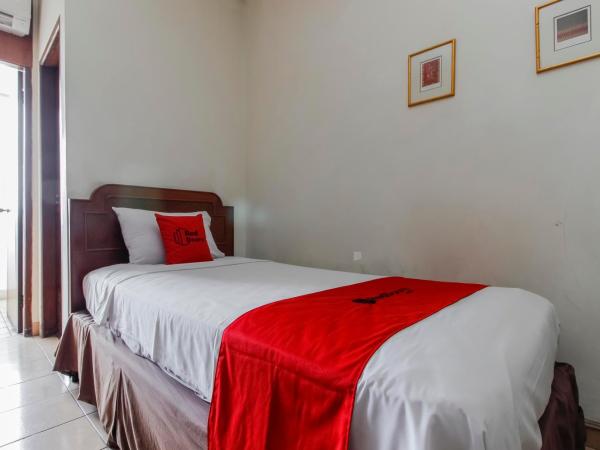 RedDoorz Plus near GBK Senayan : photo 5 de la chambre chambre simple