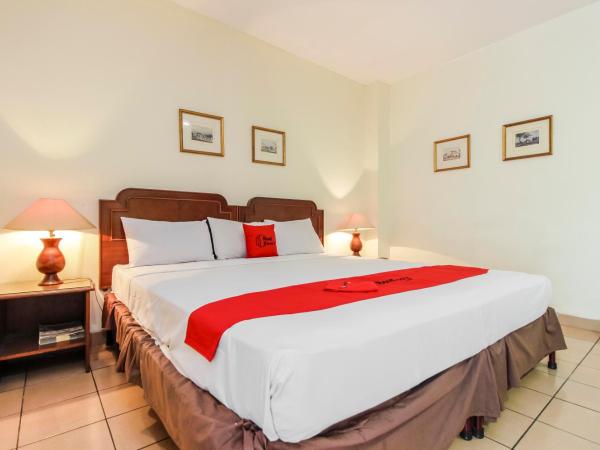 RedDoorz Plus near GBK Senayan : photo 4 de la chambre chambre double