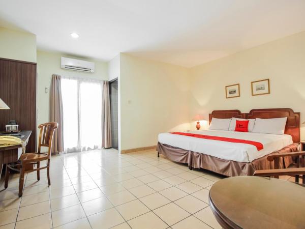 RedDoorz Plus near GBK Senayan : photo 5 de la chambre chambre double