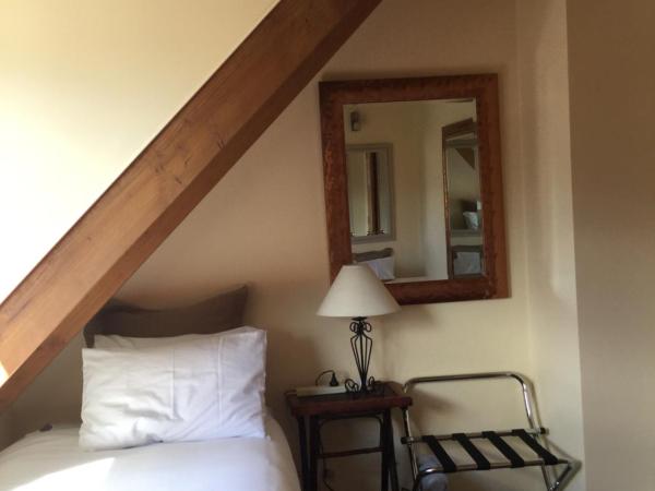 The Embassy B&B : photo 6 de la chambre petite chambre lits jumeaux avec salle de bains commune