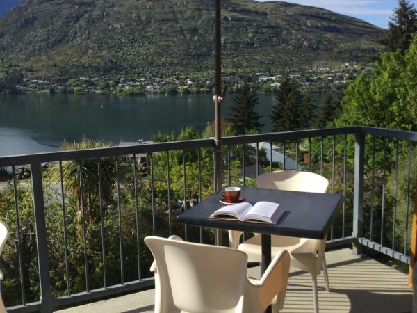 The Embassy B&B : photo 10 de la chambre king room with lake view and private external bathroom