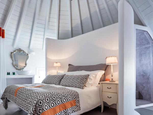 Absolute Mykonos Suites & More : photo 2 de la chambre moulin à vent traditionnel jacuzzi extérieur