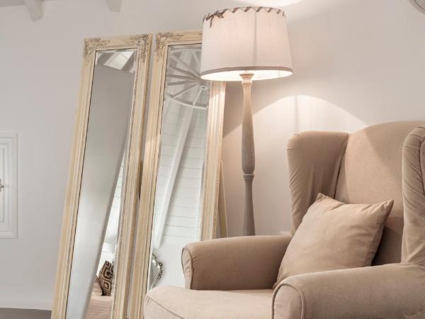 Absolute Mykonos Suites & More : photo 3 de la chambre moulin à vent traditionnel jacuzzi extérieur