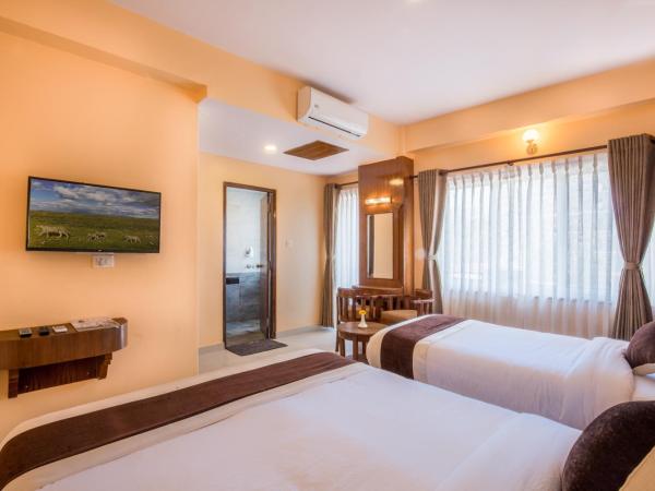 Hotel Lake Shore : photo 4 de la chambre chambre familiale - vue sur montagne