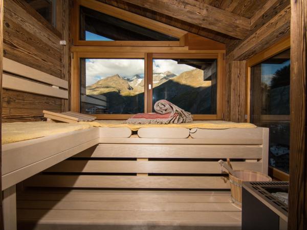 Boutique Lodge Spycher : photo 5 de la chambre suite deluxe avec sauna et baignoire spa extérieure 