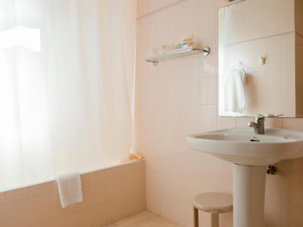 Hotel El Palmeral : photo 8 de la chambre chambre lits jumeaux avec lit d’appoint - 301