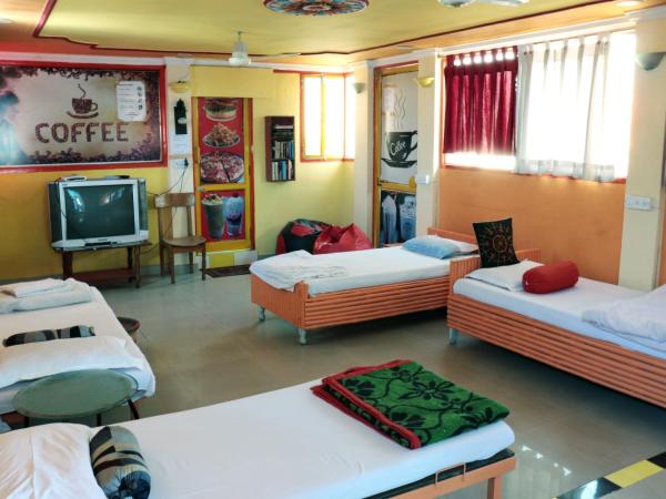 Govind Hotel : photo 1 de la chambre chambre quadruple Économique avec salle de bains commune