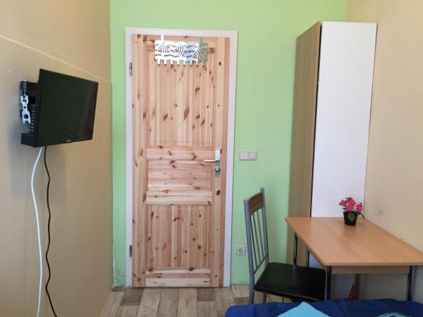 Zimmerfrei-Dresden mit Bad-Miniküche Self Check In 24-7 : photo 3 de la chambre chambre simple avec salle de bains commune