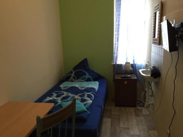 Zimmerfrei-Dresden mit Bad-Miniküche Self Check In 24-7 : photo 4 de la chambre chambre simple avec salle de bains commune