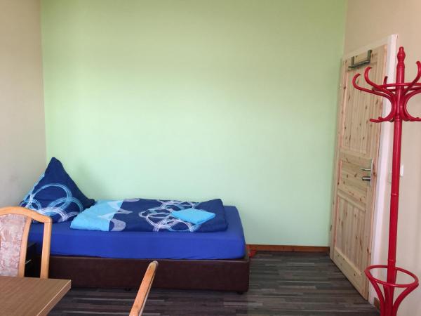 Zimmerfrei-Dresden mit Bad-Miniküche Self Check In 24-7 : photo 5 de la chambre chambre lits jumeaux avec salle de bains commune